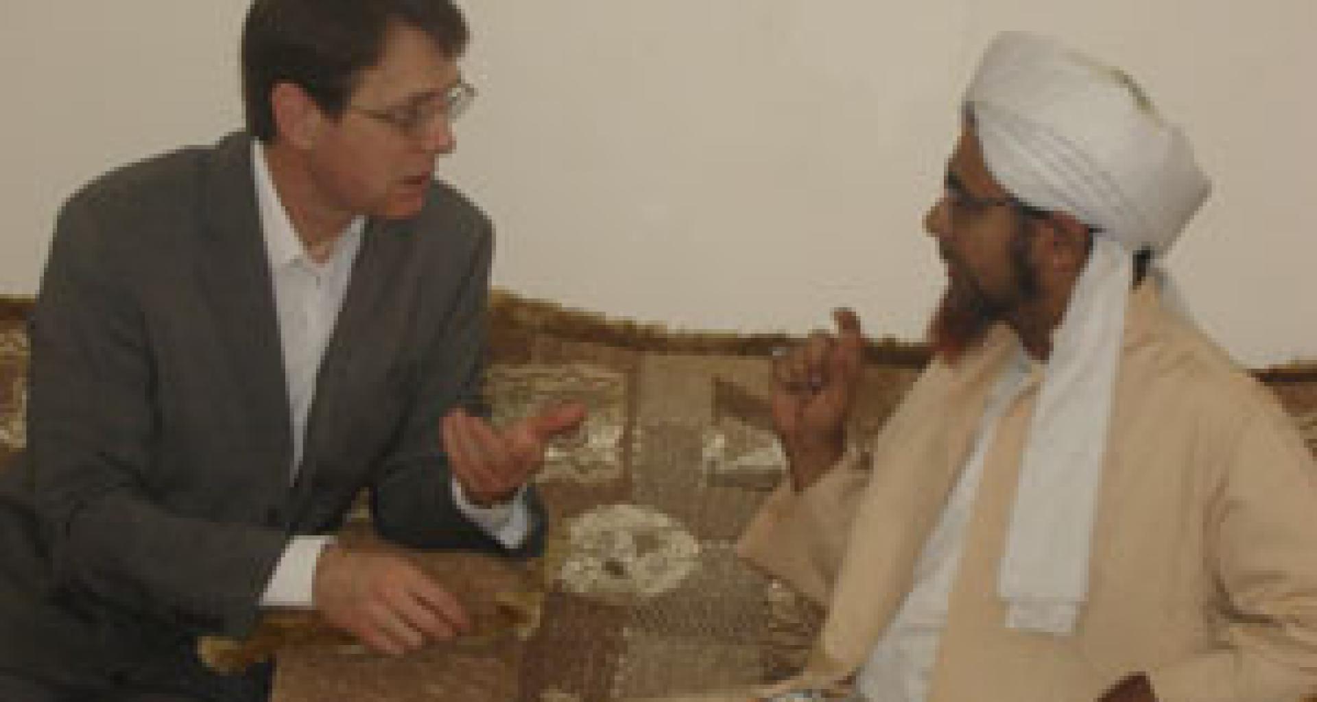 السفير يقدم أسئلة للحبيب عمر عن دين الإسلام