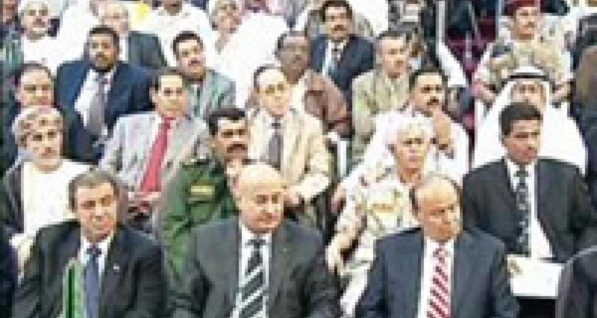 نائب رئيس الجمهورية وبجانبه مدير عام المنظمة الإسلامية (الأيسسكو) أثناء المحاضرة