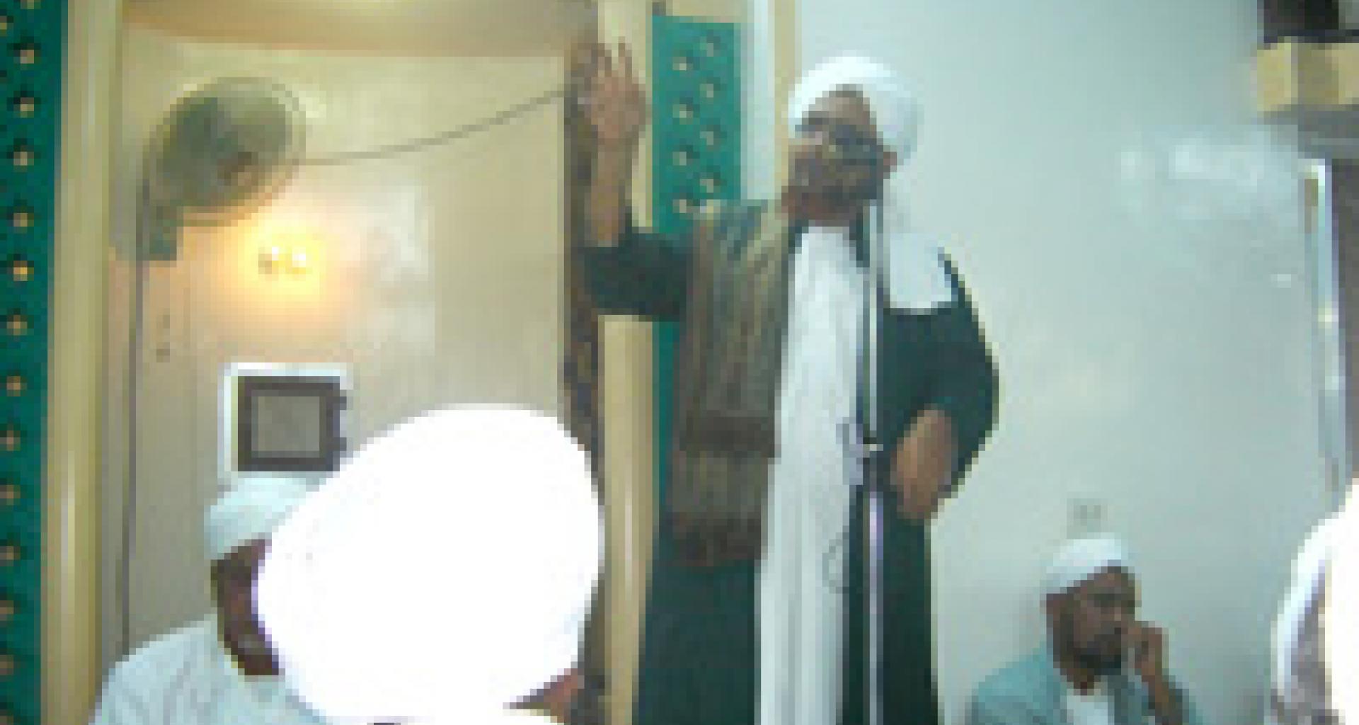 الحبيب عمر وهو يلقي كلمته في ختام المجامع النبوية بمدينة الشحر