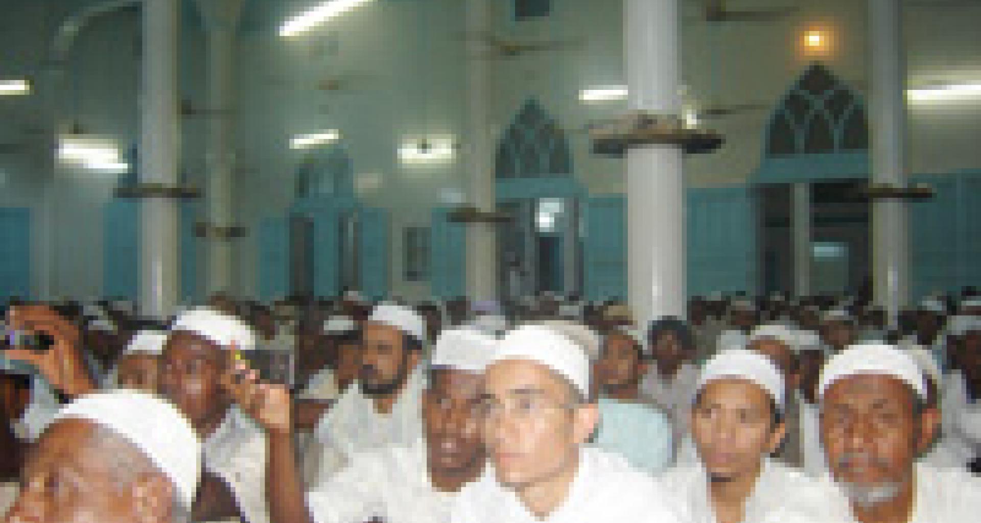 جانب من الحاضرين الذين امتلأ بهم مسجد الشيخ فضل