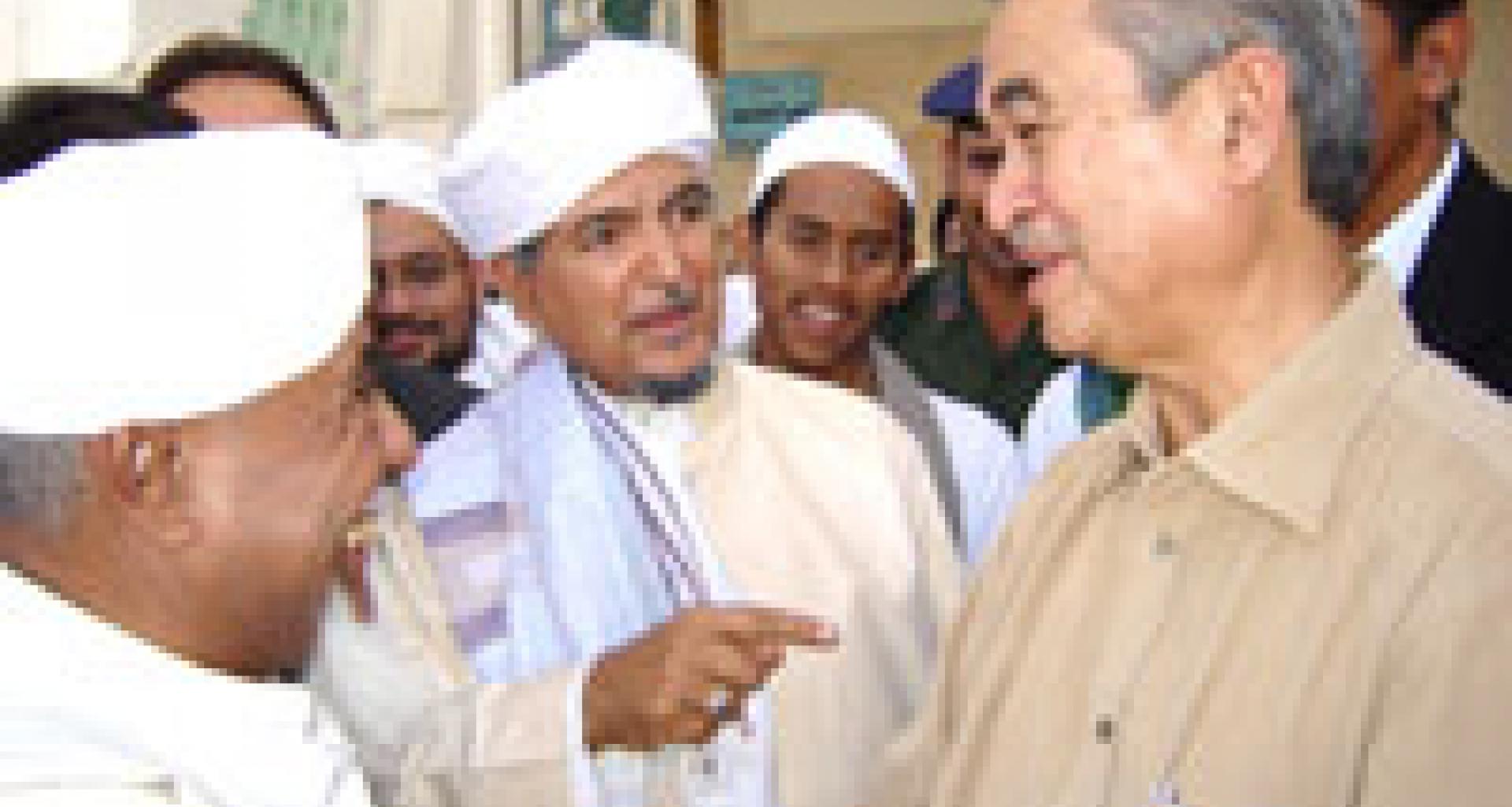 مدير الدار في وداع السيد عبد الله بدوي مدير الدار في وداع السيد عبد الله بدوي