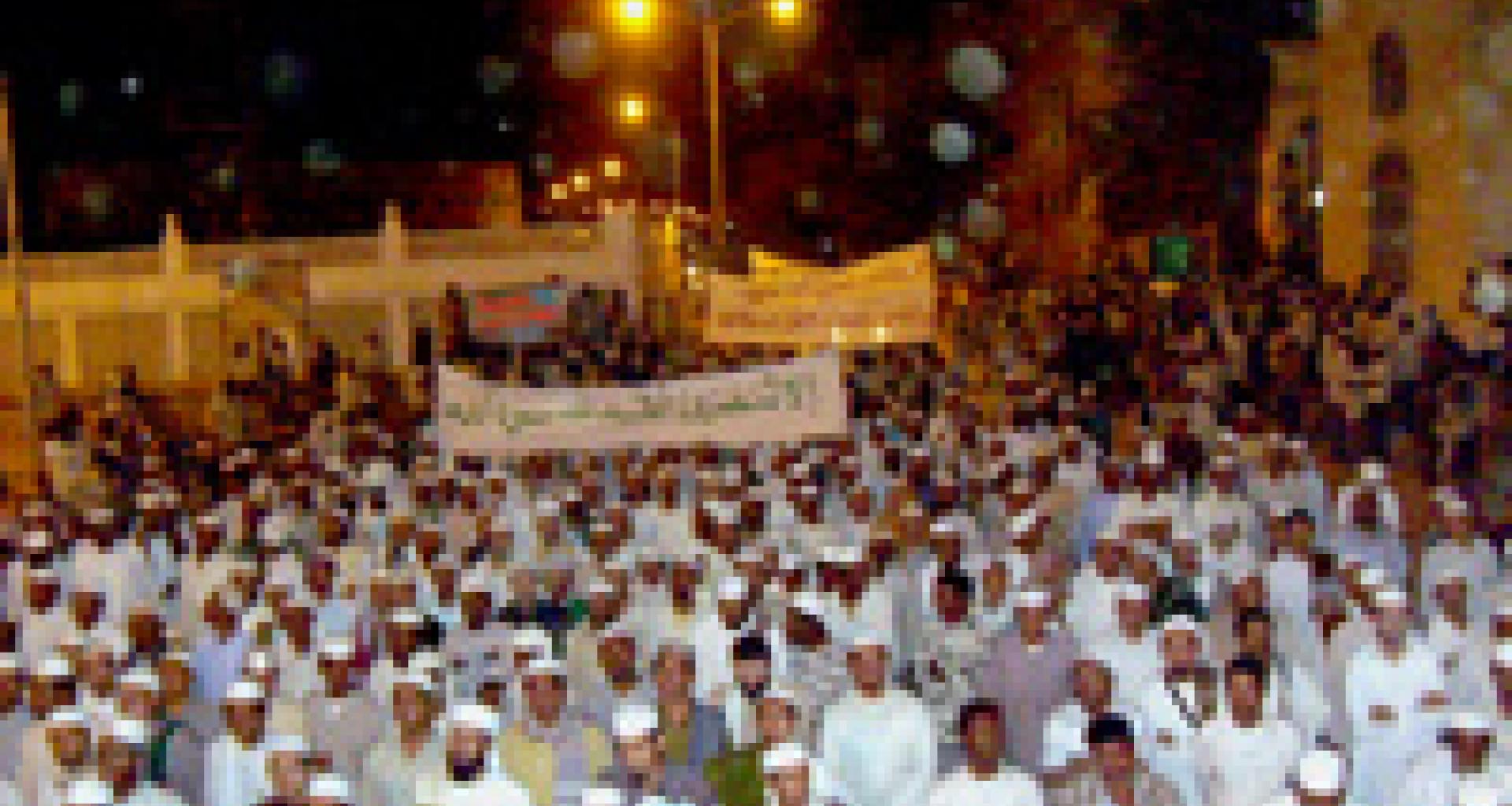 المسيرة الحاشدة المتجهة إلى مكان المحاضرة المسيرة الحاشدة المتجهة إلى مكان المحاضرة
