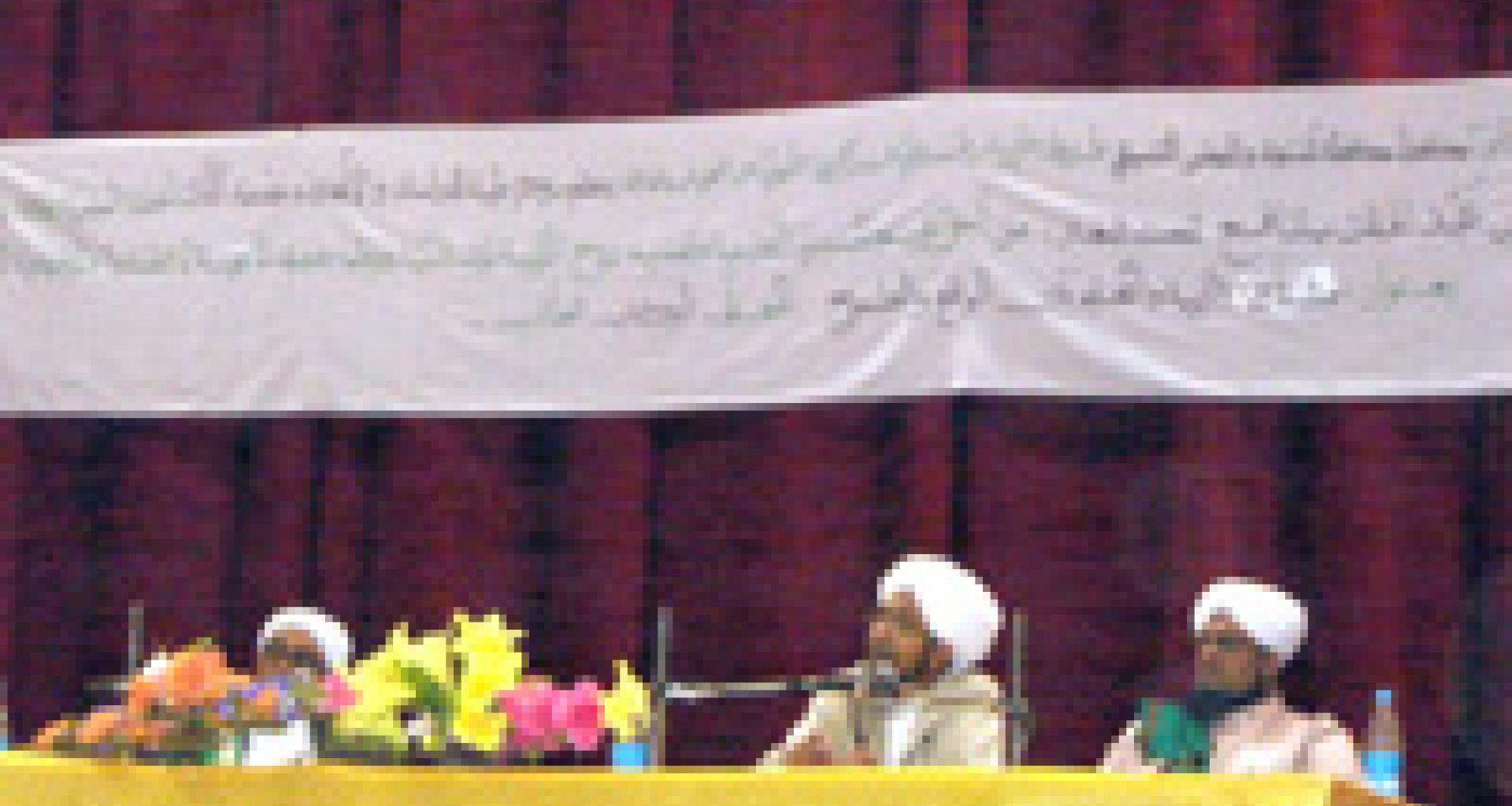 الحبيب عمر يلقي محاضرته في المركز الثقافي بعتق الحبيب عمر يلقي محاضرته في المركز الثقافي بعتق