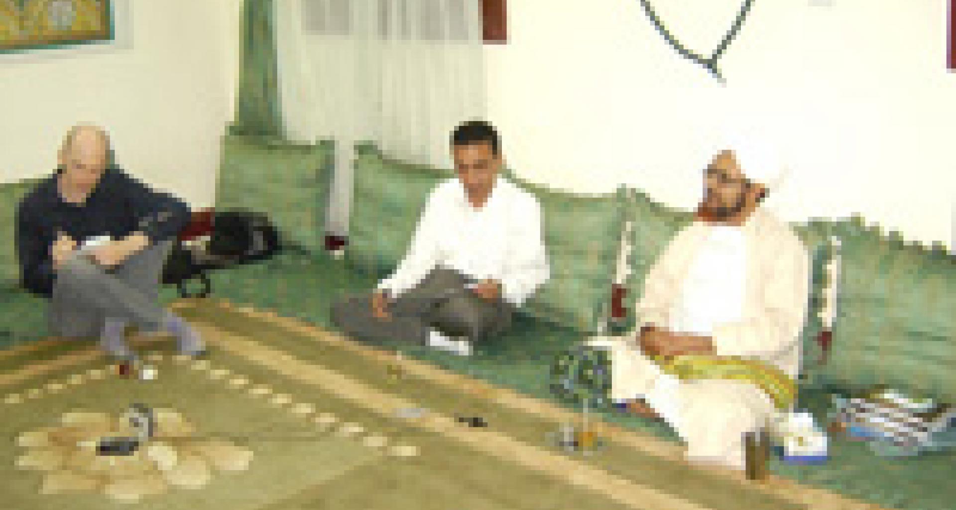 الحبيب عمر وعلى يمينه الأستاذ ناصر وبجواره الصحفي الأمريكي الحبيب عمر وعلى يمينه الأستاذ ناصر وبجواره الصحفي الأمريكي