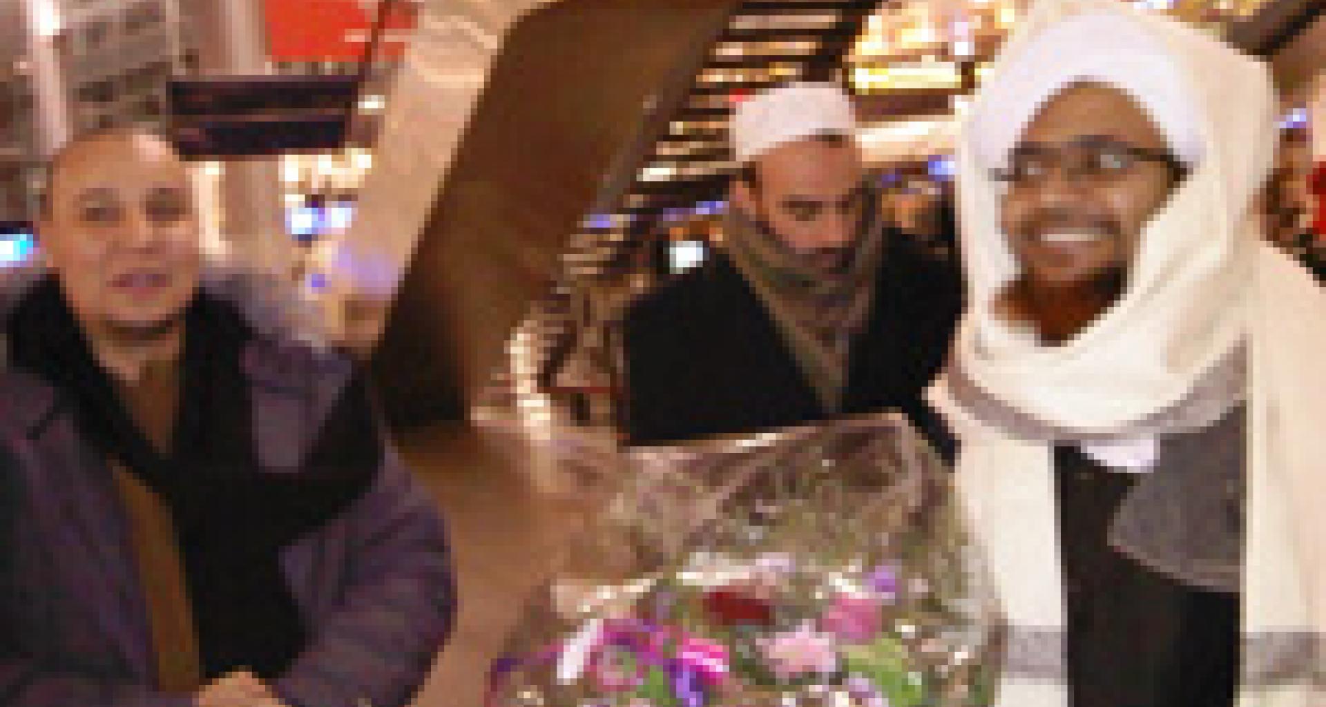مع منسقي الرحلة في المطار مع منسقي الرحلة في المطار