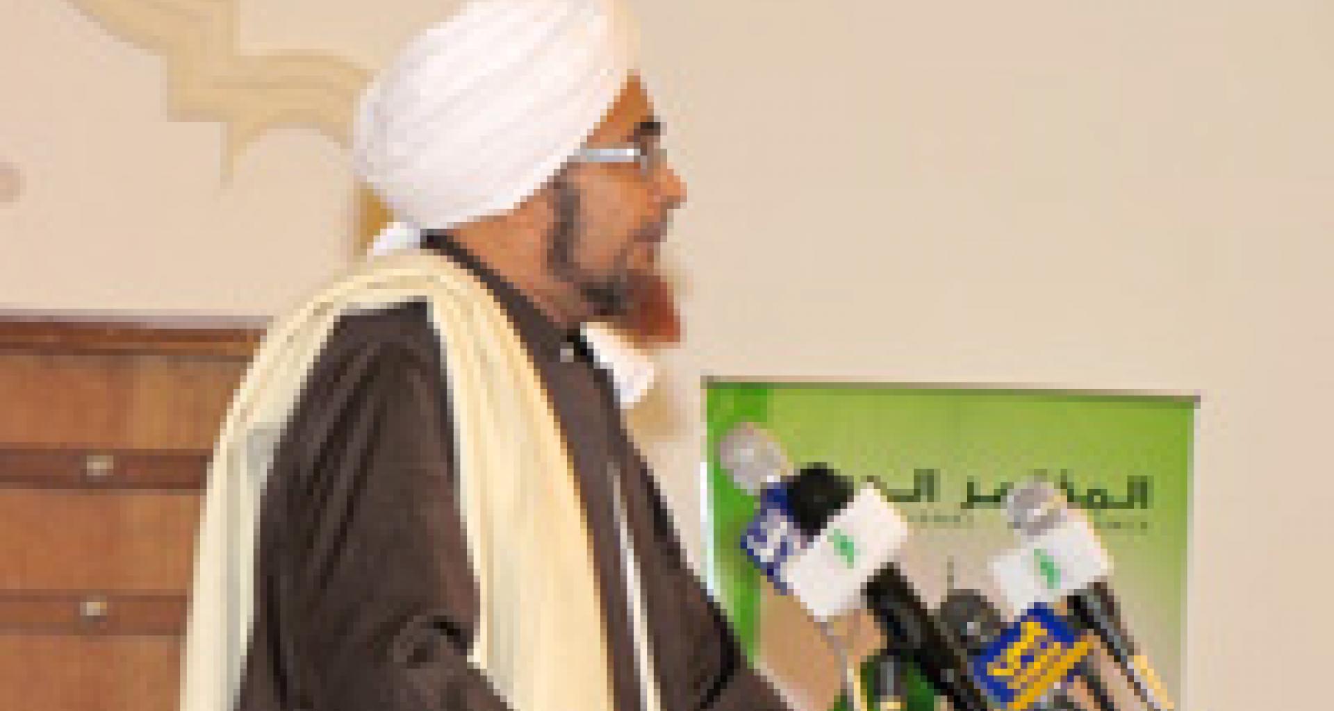 الحبيب عمر يلقي كلمة منظمي المؤتمر في حفل الافتتاح الحبيب عمر يلقي كلمة منظمي المؤتمر في حفل الافتتاح