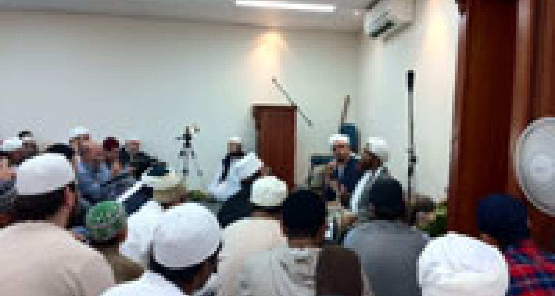 أثناء إلقاء المحاضرة في الدار أثناء إلقاء المحاضرة في الدار