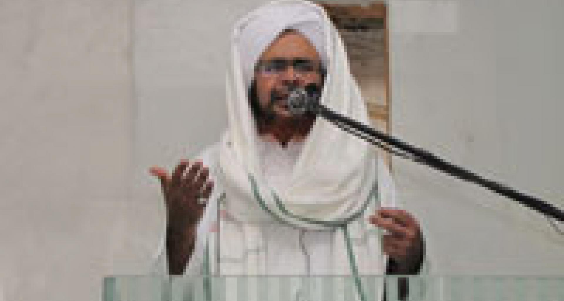 الحبيب عمر أثناء إلقاء الخطبة الحبيب عمر أثناء إلقاء الخطبة