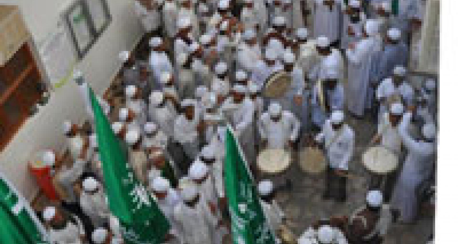 توافد الجموع للدار توافد الجموع للدار