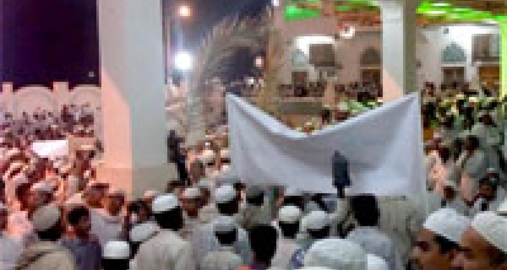 الزف بالأناشيد واللافتات الزف بالأناشيد واللافتات