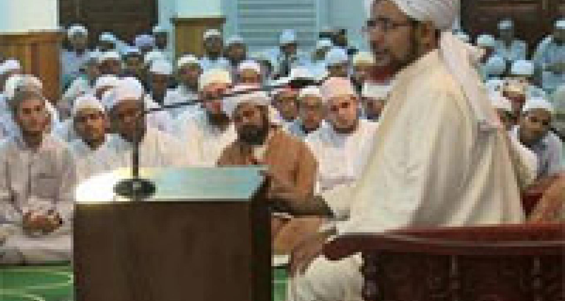 الحبيب عمر يلقي درس من دروس الدورة العشرين الحبيب عمر يلقي درس من دروس الدورة العشرين