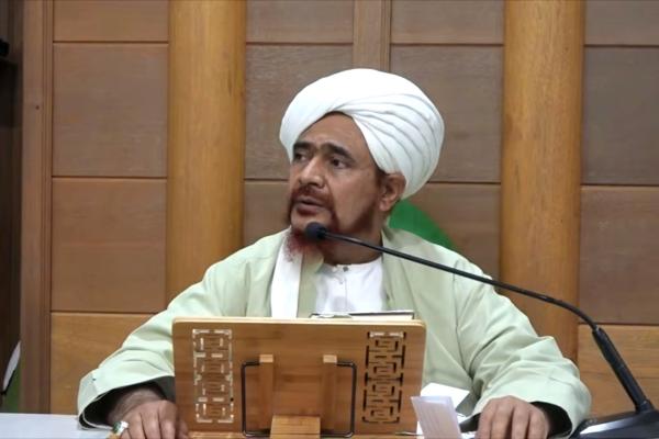 من خصوصية حفظ الله للقرآن الكريم في الأمة حفظه لكل من اتصل بالقرآن وقام بحقه