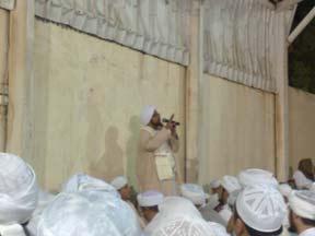 الحبيب عمر يشارك في تشييع جنازة الحبيب عبد القادر بن أحمد السقاف