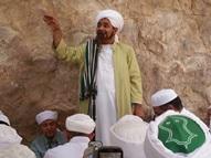 مذاكرة الحبيب أبي بكر المشهور والحبيب عمر بن حفيظ في زيارة آل الشيخ أبي بكر بن سالم